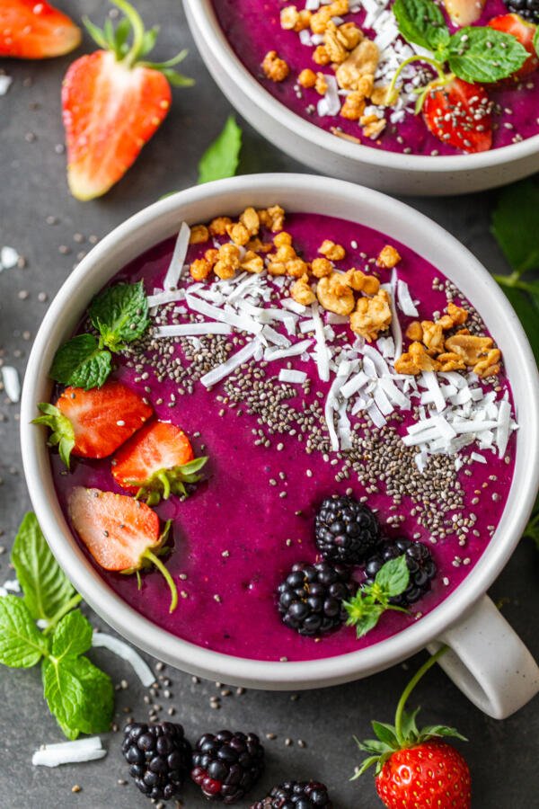 Açaï avec fruits et granola