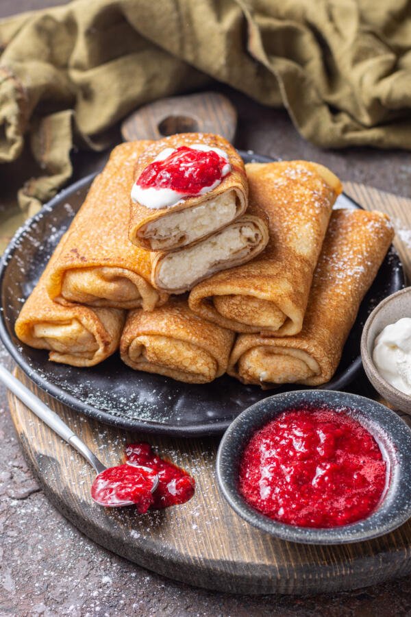 De délicieux blintzes au fromage sur une assiette avec des garnitures
