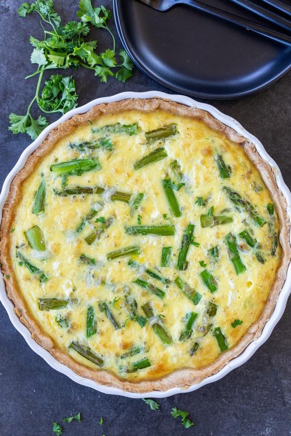 Quiche aux asperges dans un plat de cuisson
