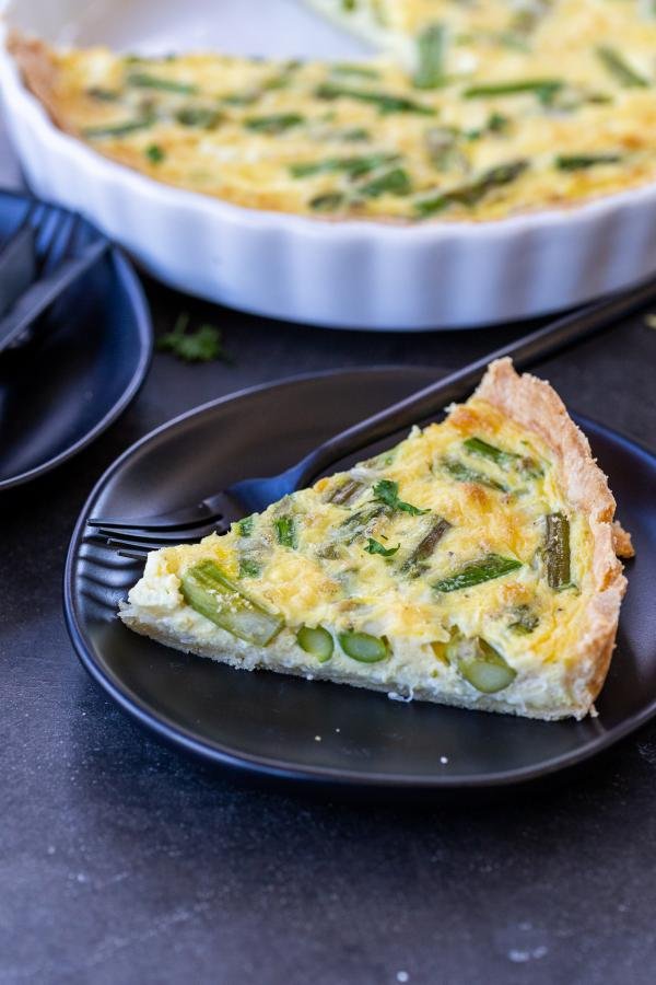 Tranche de quiche aux asperges sur une assiette
