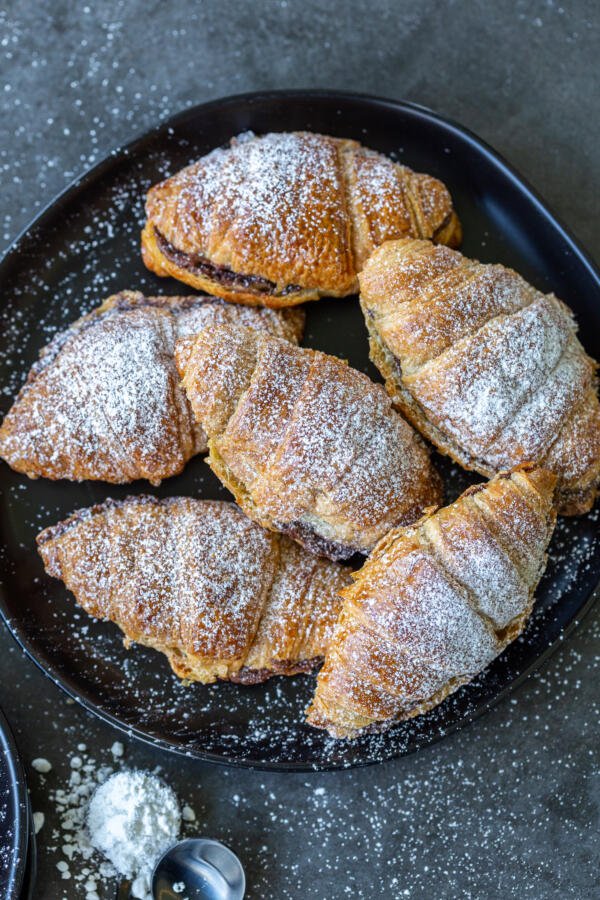 Croissants sur une assiette