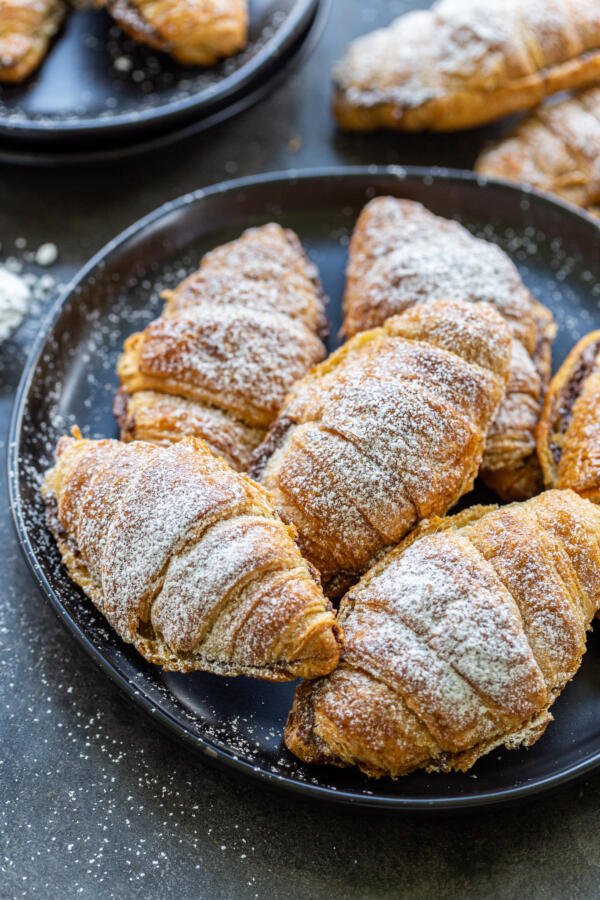 Croissants sur une assiette