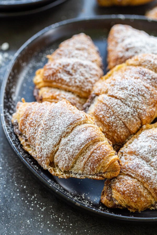 Croissants sur une assiette