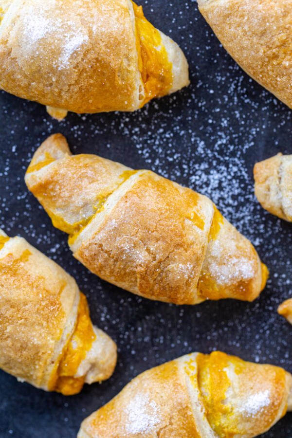 Croissants à la citrouille cuits au four avec du sucre