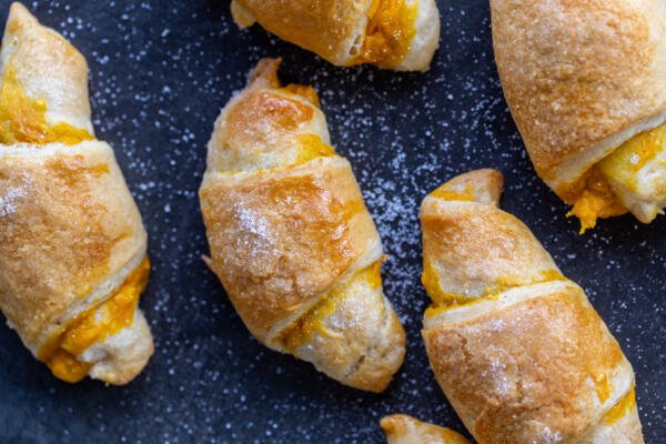 Croissants à la citrouille cuits au four, avec du sucre