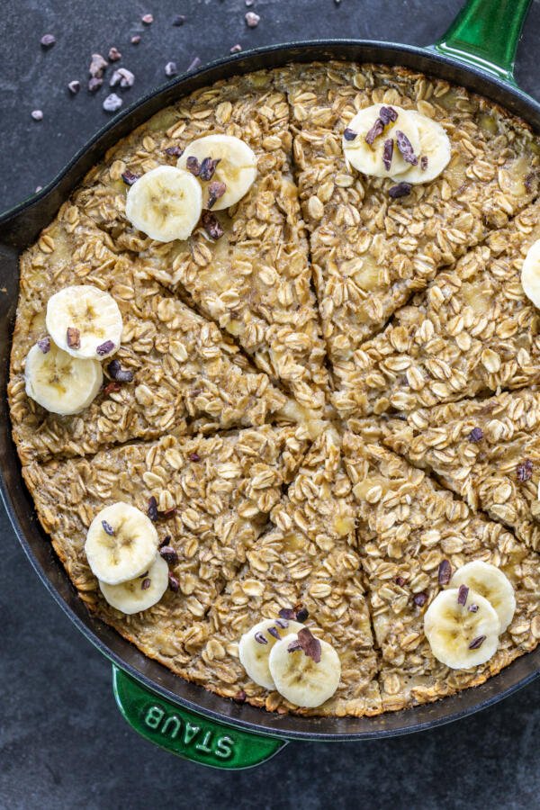 Tranches de porridge de banane cuit au four.