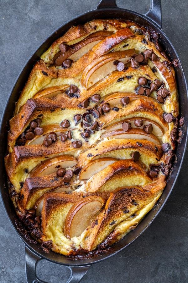 Pudding au pain brioche dans un plat