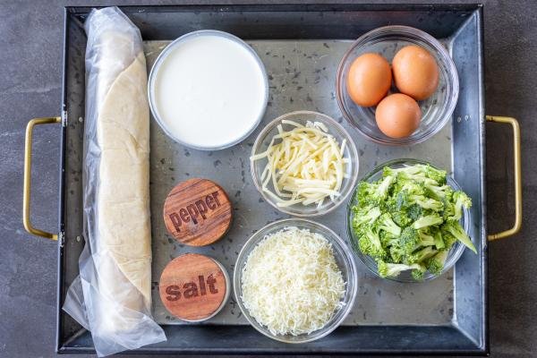 Ingrédients pour une quiche au brocoli.