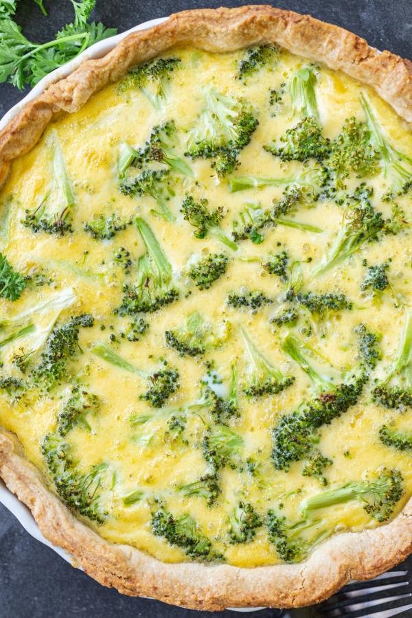 Quiche au brocoli dans un plat à tarte.