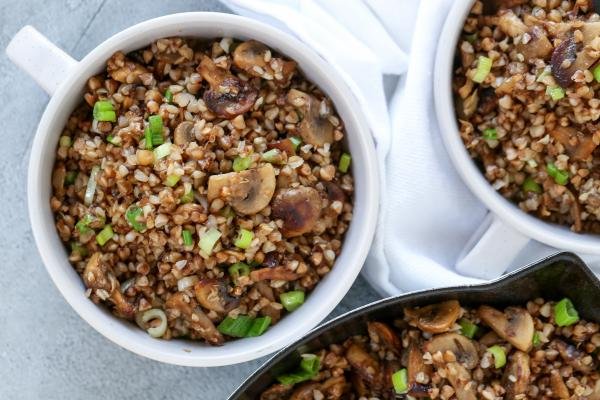 Sarrasin dans un bol et un plat à côté