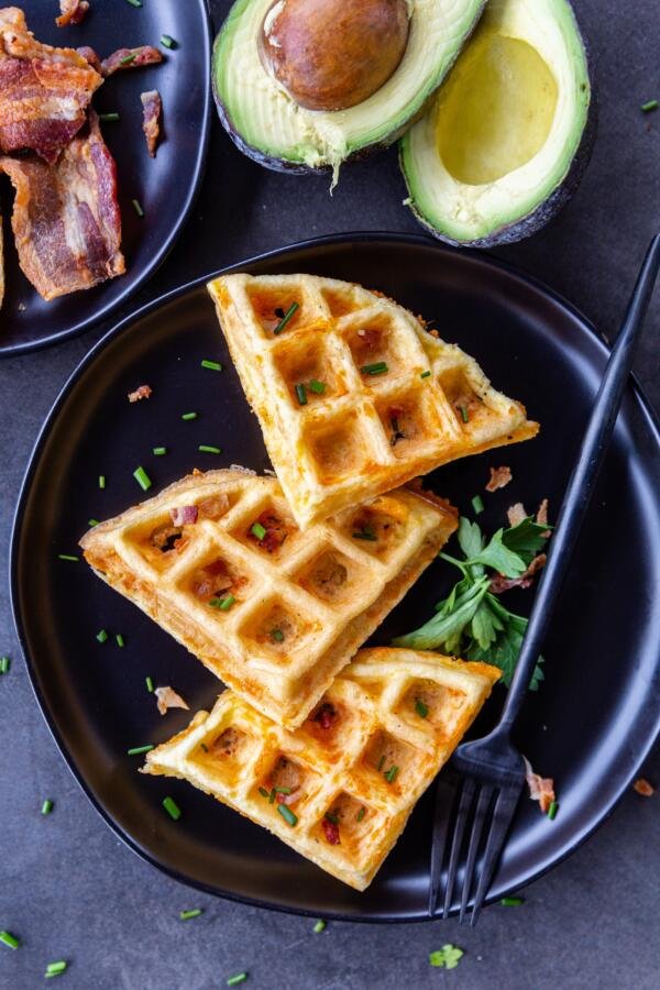 Chaffles préparés sur une assiette avec des herbes et du bacon