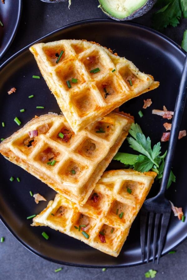 Chaffles préparés sur une assiette avec des herbes et du bacon