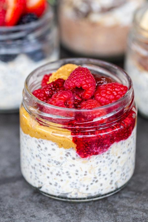 Porridge matinal en pot avec confiture et beurre de cacahuète