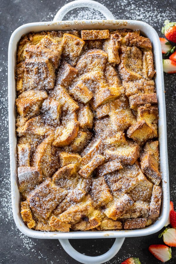 Casserole de pain perdu au four.