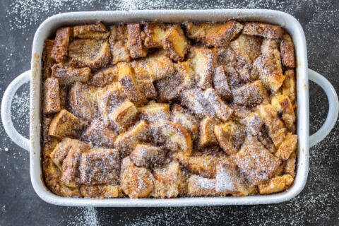 Casserole de pain perdu au four.