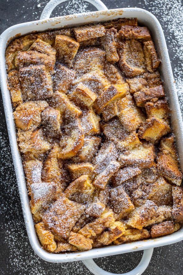 Casserole de pain perdu cuite au four.