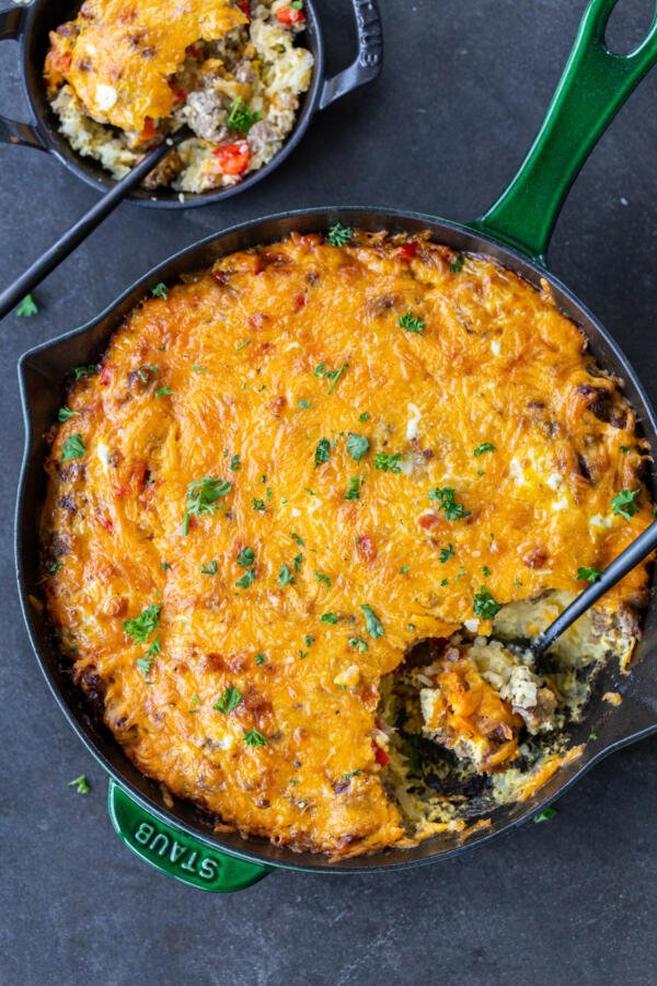 Gratin de pommes de terre rissolées pour petit-déjeuner avec cuillère.