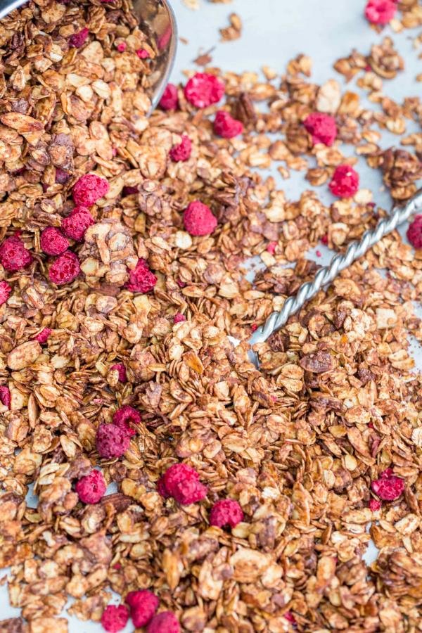 Granola au chocolat maison avec une cuillère