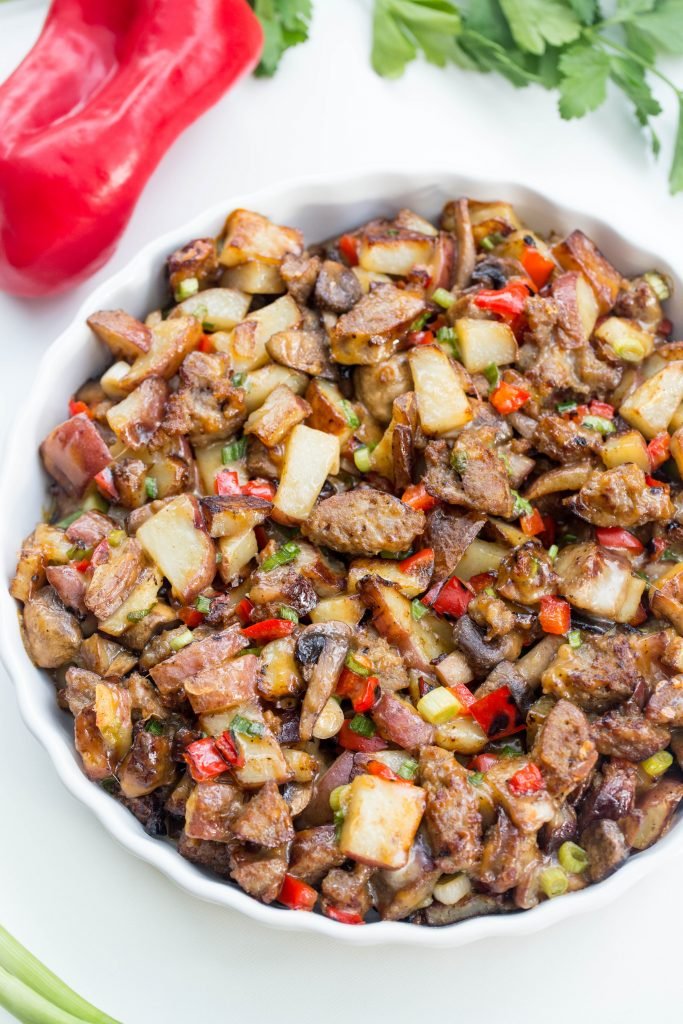 Casserole sur un plateau de service