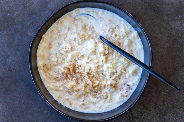 Riz au lait à l'ancienne dans un bol