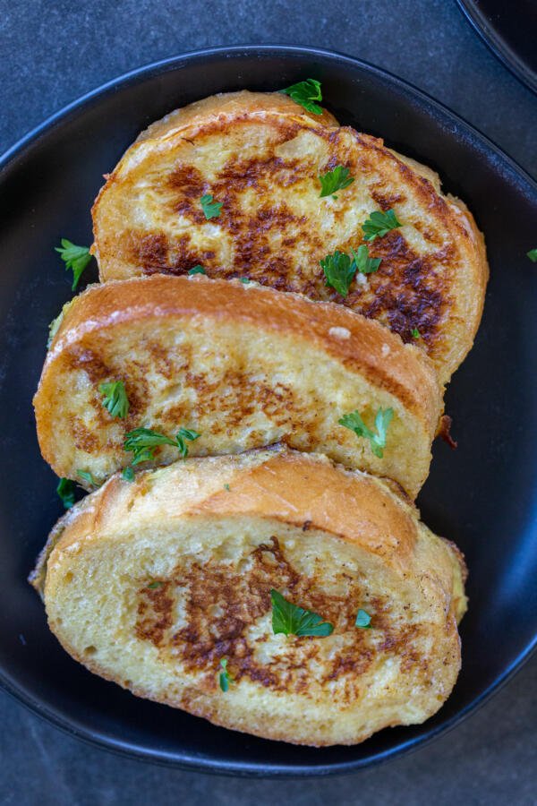 Quelques tranches de pain perdu savoureux.
