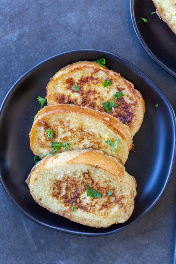Quelques tranches de pain perdu salé sur une assiette.