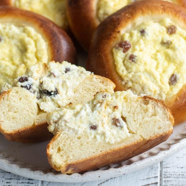 Vatrushka pirozhki préparés dans un bol