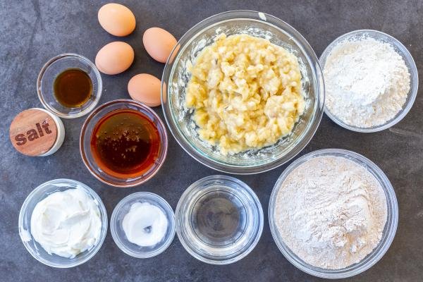 Ingrédients pour le pain aux bananes complet