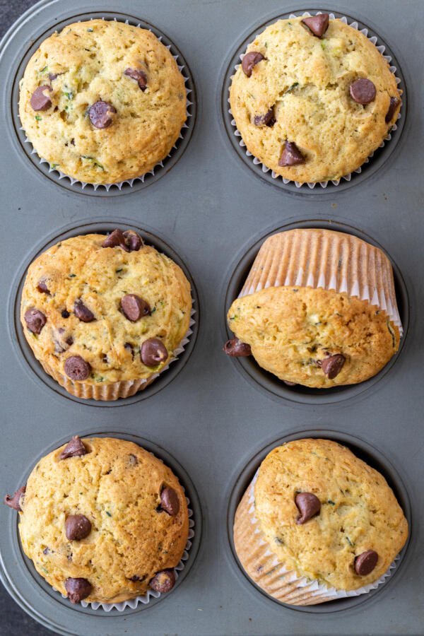 Muffins cuits dans un moule à muffins