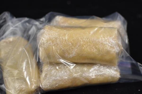 Burrito-petit déjeuner emballé dans du film et placé dans un sac