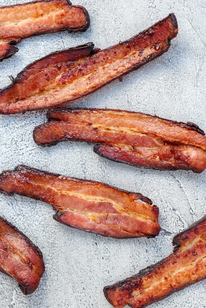 Bacon croustillant sur une plaque de cuisson