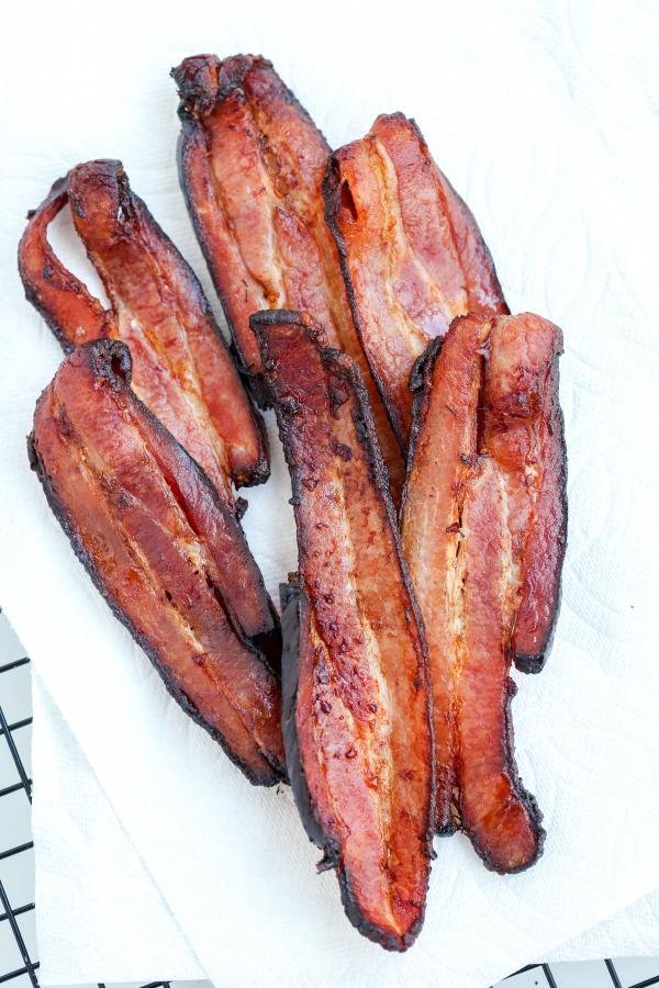 Bacon croustillant frit à l'air sur une serviette