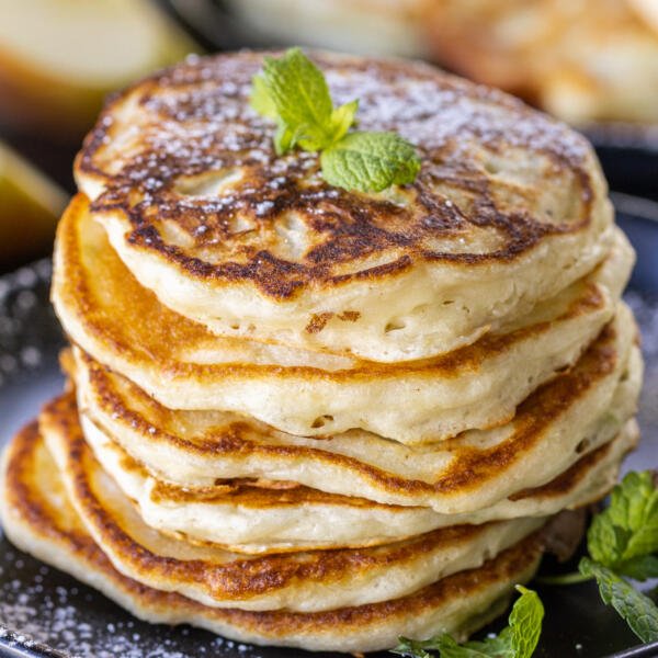 Crêpes aux pommes avec du sucre glace.