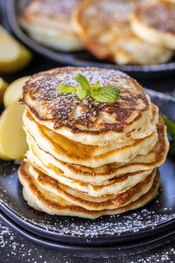 Une assiette de crêpes aux pommes.