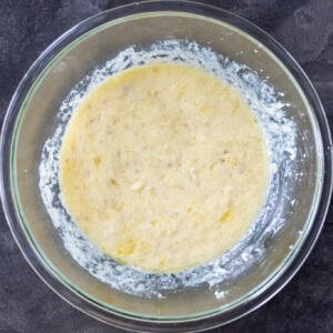 Liquides dans un bol pour les gaufres à la banane.