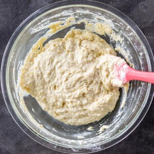 Pâte à gaufres à la banane dans un bol.