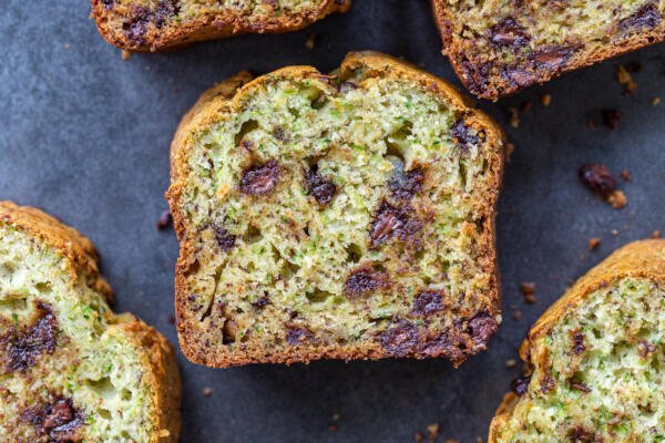Une tranche de pain aux bananes et courgettes