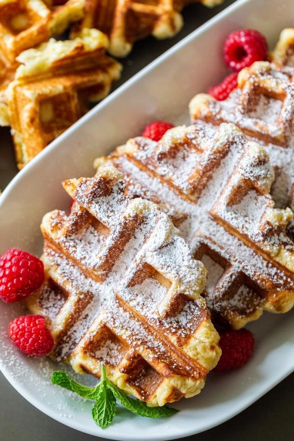 Gaufres Liège belges sur une assiette avec des baies