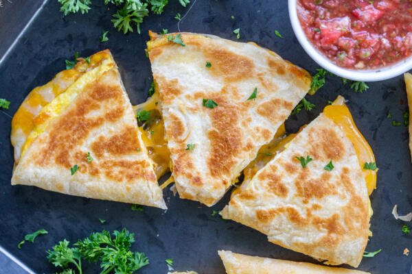 Quesadillas préparées avec de la salsa