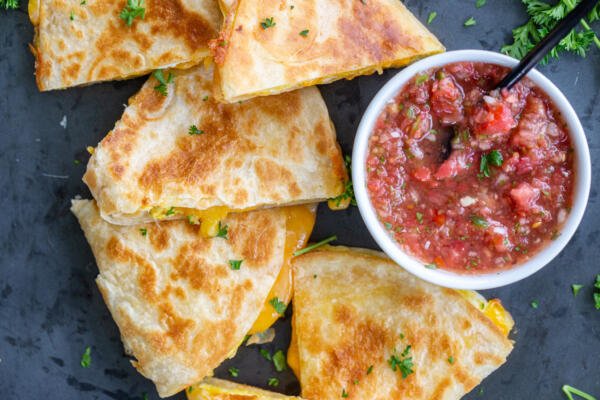 Quesadillas préparées avec de la salsa
