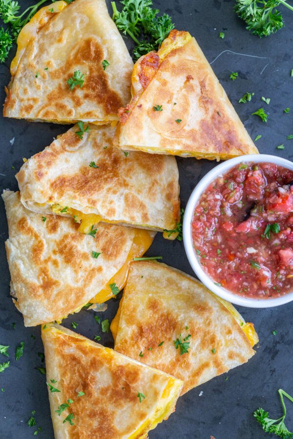 Quesadillas préparées avec de la salsa