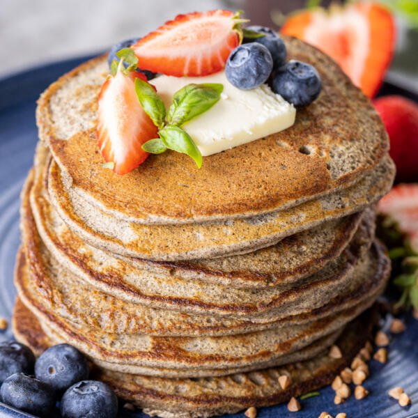 Assiette avec crêpes de sarrasin et baies.