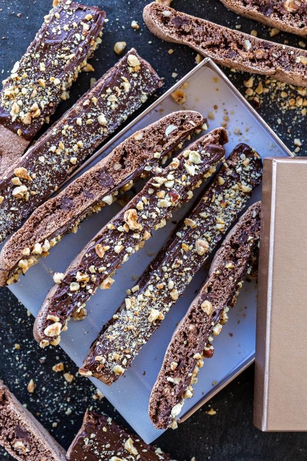 Des biscotti au chocolat dans une boîte cadeau