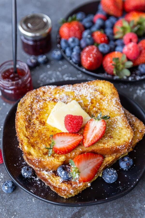 Crêpe Suzette sur une assiette avec des fruits