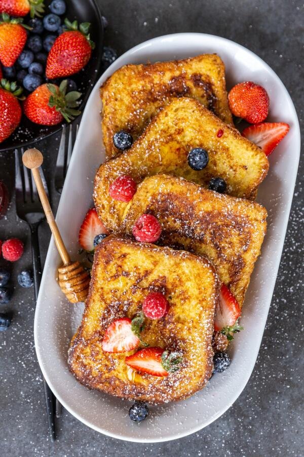 Crêpe Suzette sur une assiette avec des fruits