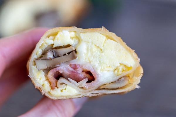 Burrito tranché dans une main