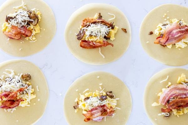 Garniture de burrito sur des tortillas