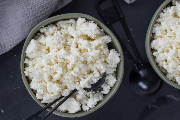 Fromage de ferme dans un bol avec une cuillère