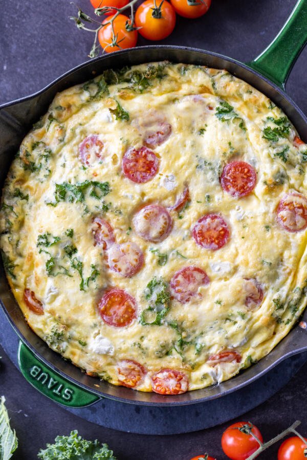 Frittata aux tomates et chou frisé.
