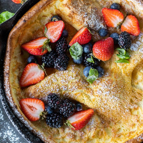Crêpe allemande aux baies et au sucre.